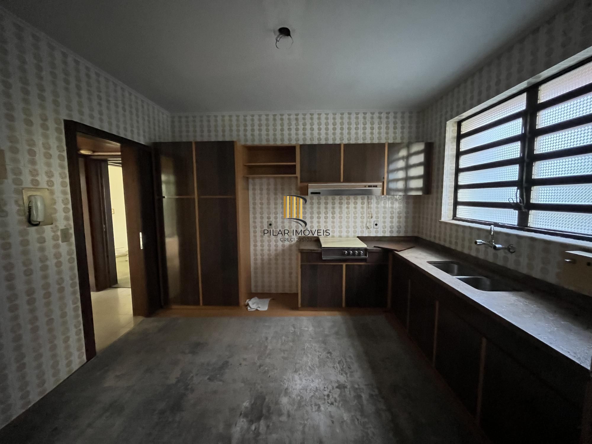 Casa de 4 quartos, 2 suítes e 2 vagas de garagem no bairro Boa Vista em POA