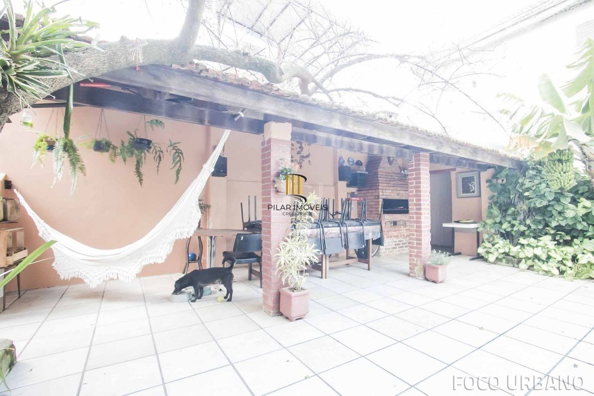 Casa para Venda - 250m², 4 dormitórios, 2 vagas - Petrópolis