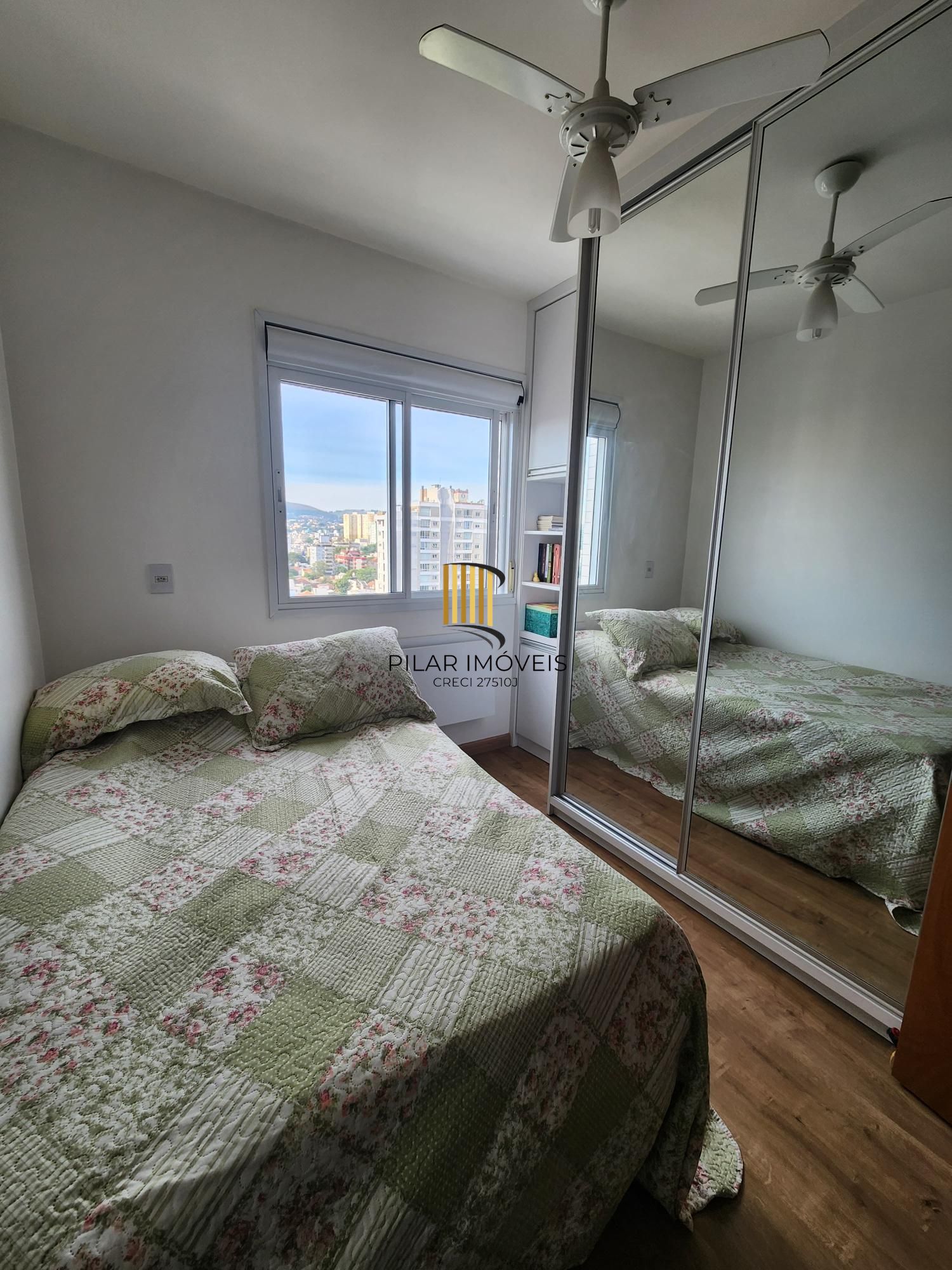 Apartamento de 2 quartos, suíte e 2 vagas garagem no bairro Santana Porto Alegre