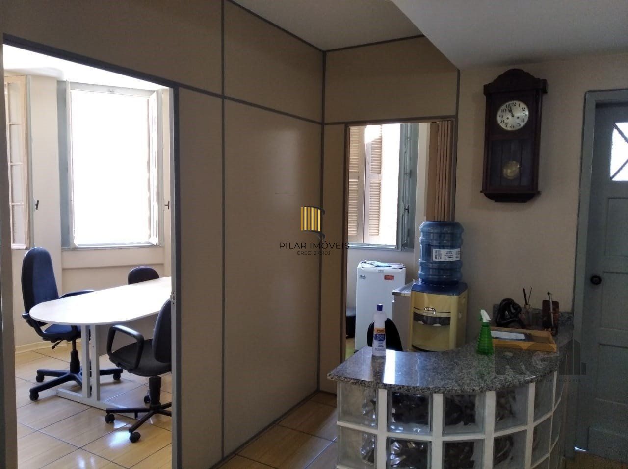 Vende sala com excelente localização próximo do Mercado Público, frente, andar alto. Condomínio oferece: Portaria em horário comercial, elevadores e câmeras de vigilância.