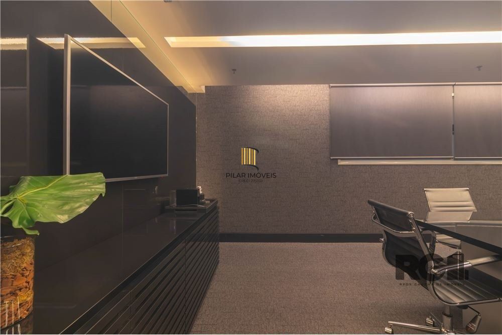 Sala comercial com 36,7 m² de área privativa e 1 vaga(s) de garagem. Localizado na Rua/Av. Doutor Nilo Peçanha, no bairro Bela Vista em Porto Alegre.