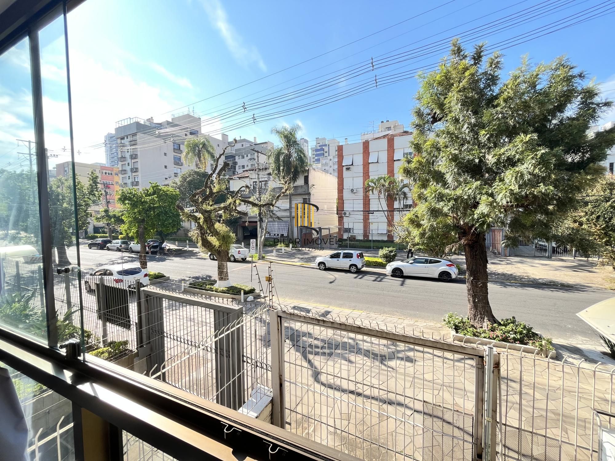 Apartamento de 2 quartos, suíte e 2 vagas de garagem no bairro Petrópolis em POA