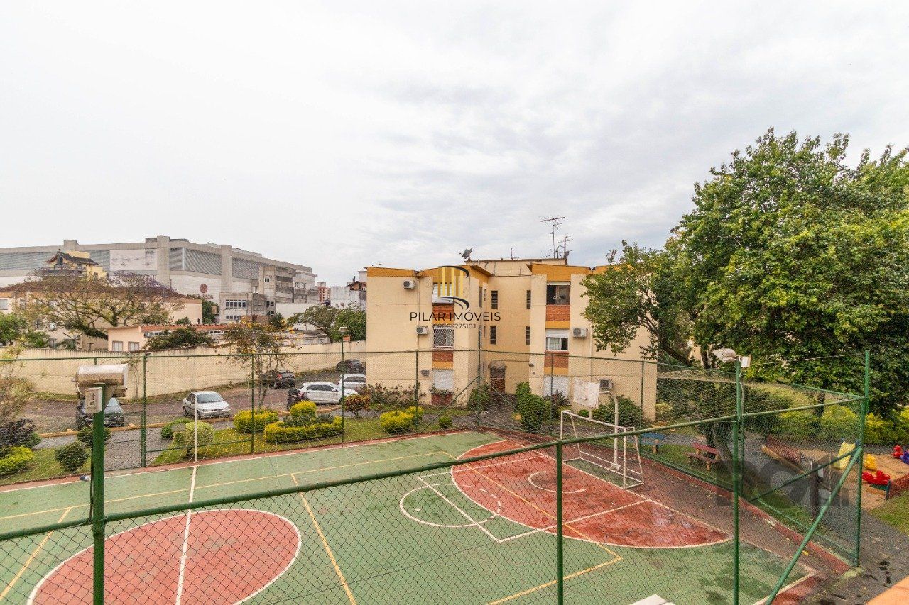 Apartamento de três dormitórios com vaga no Conjunto Residencial Roque Calage, bairro Passo da Areia em Porto Alegre.
