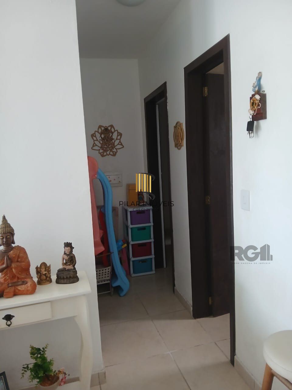 Casa de 2 dormitórios, com banheiro social, e um living em 2 ambientes, com banheiro Social, e cozinha com área de serviço, mais um patio pra 3 carros, e uma piscina nos fundos...