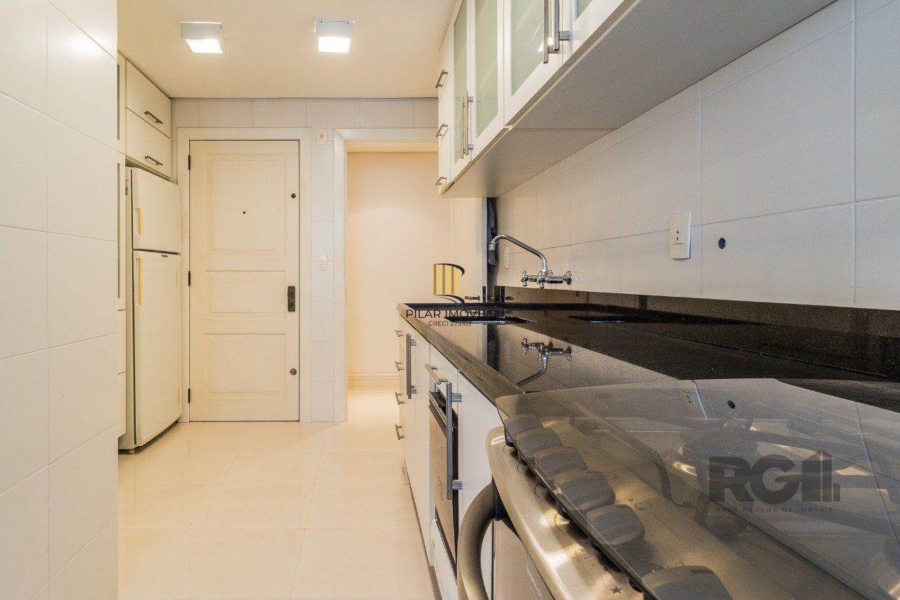 Apartamento de três quartos, suíte e duas vagas de garagem no bairro Mont Serrat em Porto Alere,