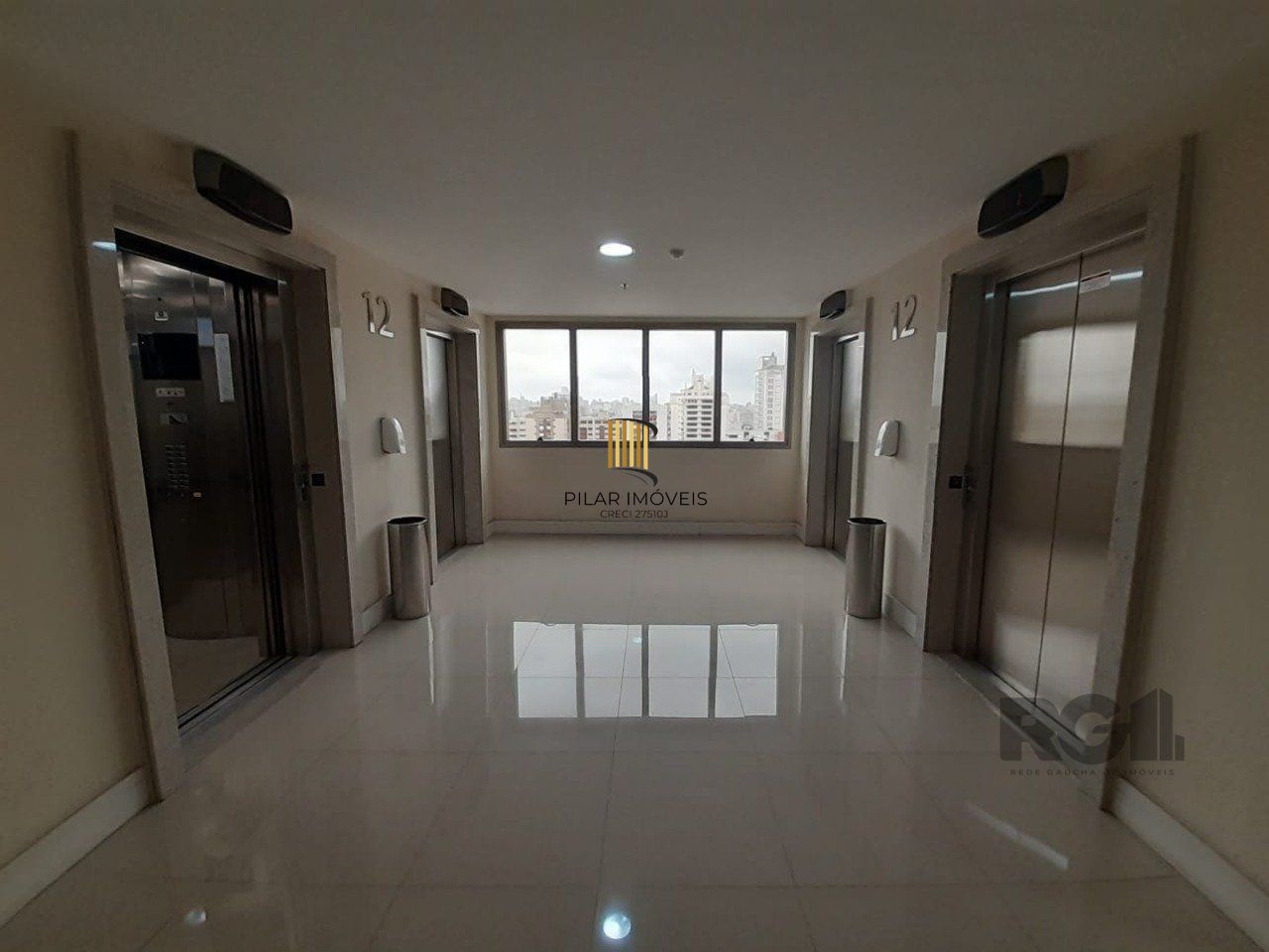 Excelente sala comercial no Menino Deus, com uma vaga de garagem coberta e escriturada.