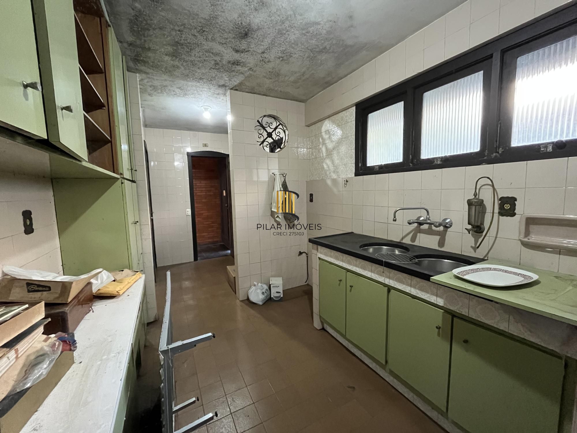 Casa de 3 quartos, suíte e 2 vagas de garagem bairro Auxiliadora em Porto Alegre