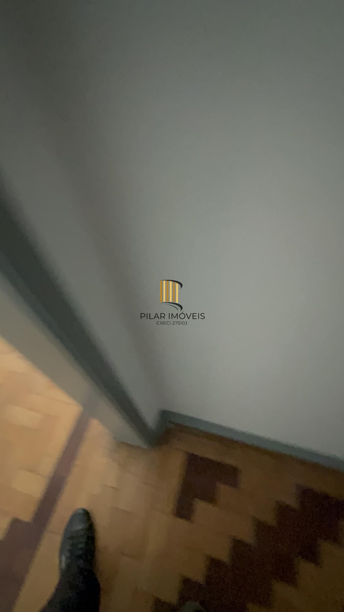 Apartamento de dois quartos em prédio com elevador no bairro Bom Fim em POA/RS