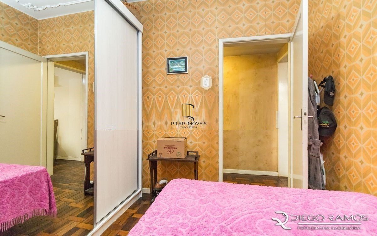 Venda de Apartamento no Bairro Petrópolis 108m² - 3 Dormitórios, varanda, Cozinha: Com churrasqueira e cooktop de 5 bocas.  Apartamento no bairro Petrópolis com 3 amplos dormitórios, sendo 2 de frente