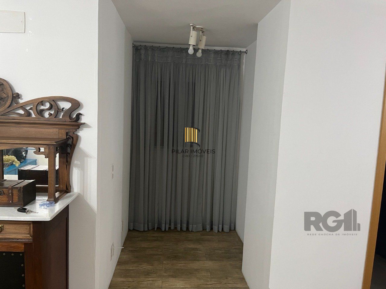 Apartamento 3 dormitórios, suíte, 2 vagas. Andar alto, vista para infraestrutura do condomínio. Semi-mobiliado. 