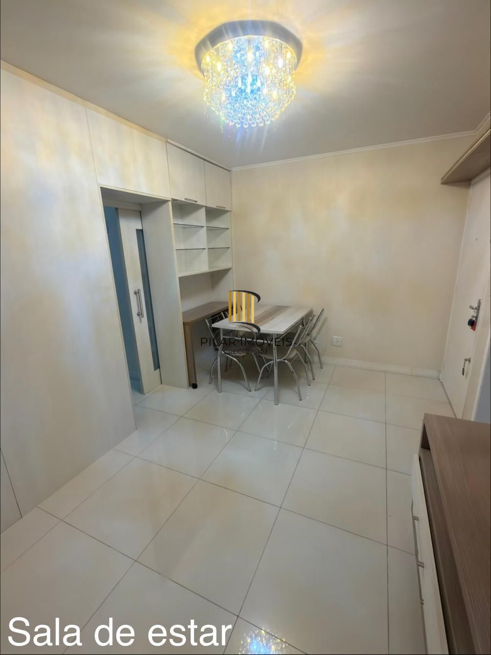 Apartamento de 2 quartos, suíte e 1 vaga de garagem no bairro Menino Deus em POA