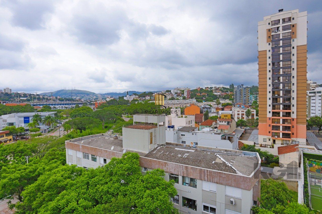 Apartamento de 2 quartos, suíte e 2 vagas de garagem no bairro Menino Deus