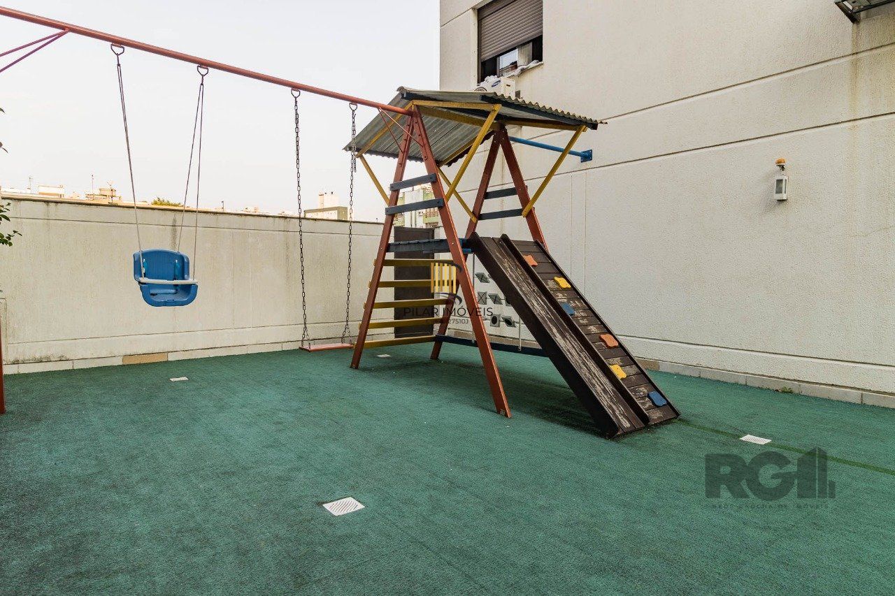 Apartamento de três quartos, suíte e duas vagas de garagem no bairro Rio Branco em Porto Alegre.