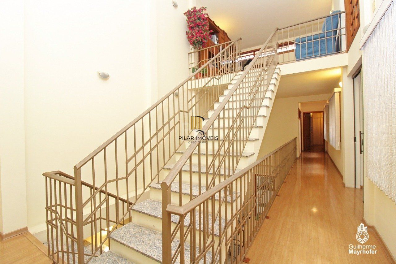 Casa para Venda - 347m², 5 dormitórios, sendo 2 suites, 3 vagas - São João