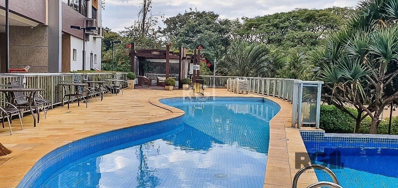 Apartamento de três dormitórios, suíte e duas vagas de garagem no bairro Higienópolis em Porto Alegre.