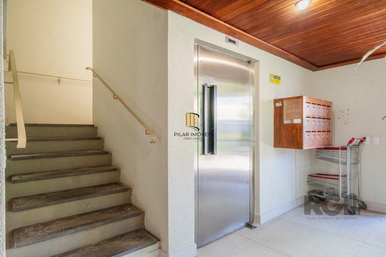 Apartamento de 1 quarto, sacada e uma vaga de garagem no bairro Santana POA/RS.