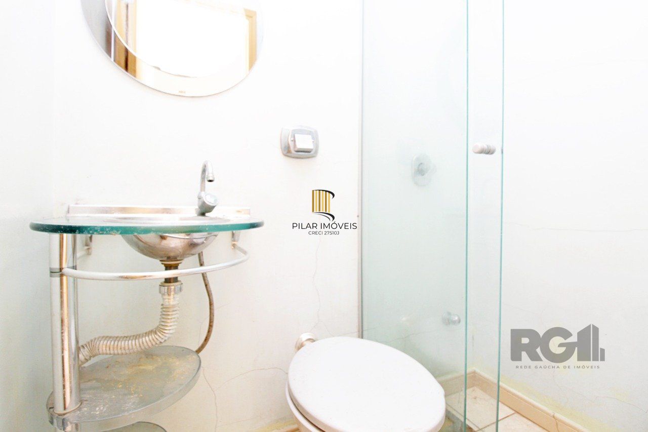 Vende Apartamento de cobertura duplex de 2 dormitórios com garagem escriturada e semi-mobiliado, no bairro Cidade Baixa.