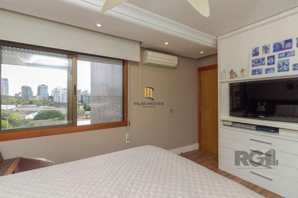 Apartamento de 138m² privativos, 3 dormitórios sendo 1 suíte. Living para 3 bons ambientes com espaço churrasco, sacada integrada e sala de estar. Cozinha com área de serviço separada.