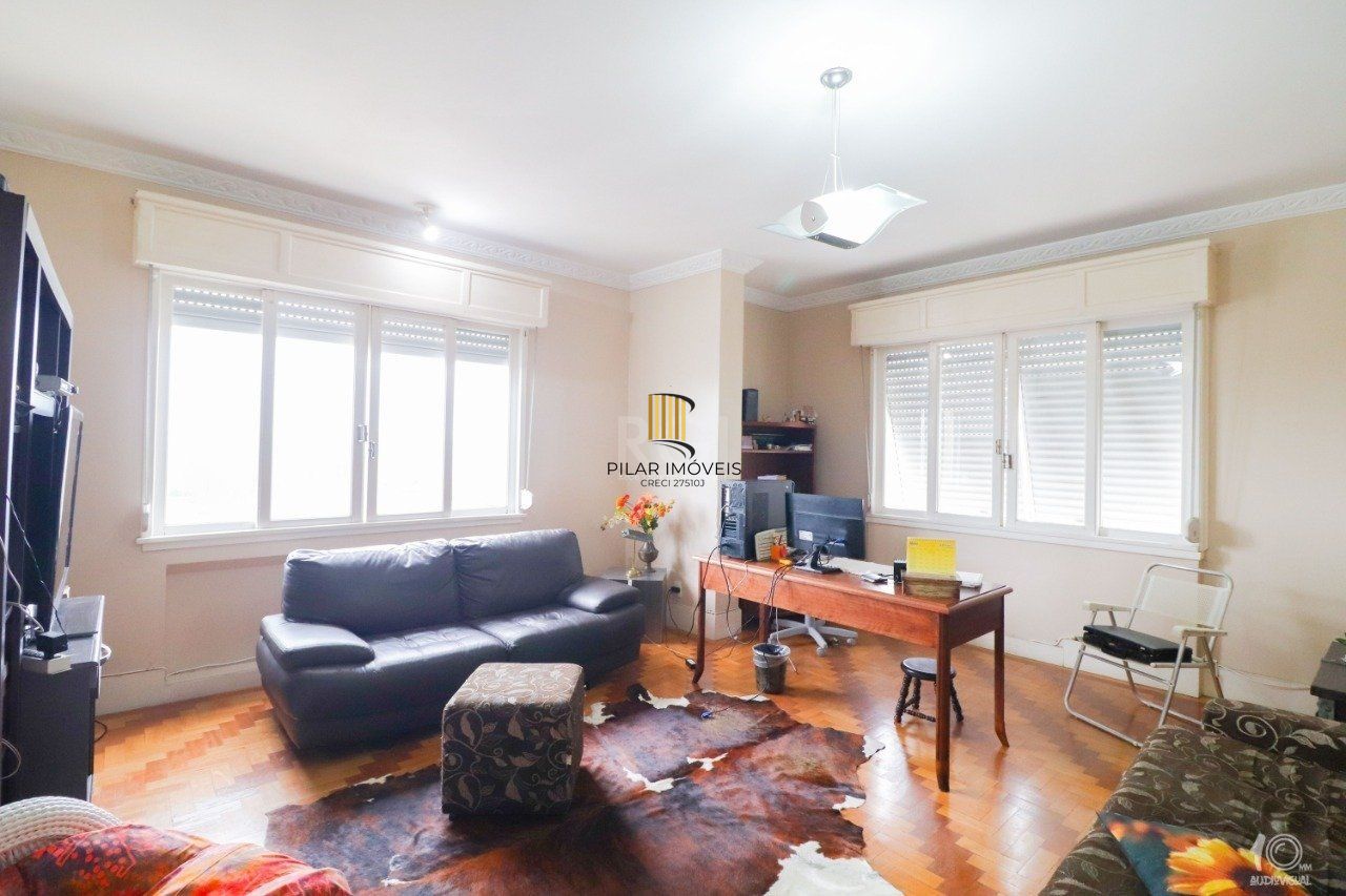 Apartamento á venda com 3 dormitórios com 1 suíte com sacada + 2 sacadas na sala e living, 233,85M²  e 1 vaga de garagem escriturada e coberta, no Bairro Independência em Porto Alegre.