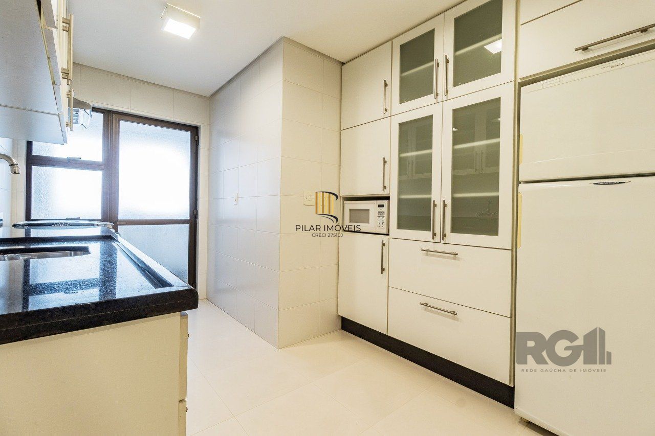 Apartamento de três quartos, suíte e duas vagas de garagem no bairro Mont Serrat em Porto Alere,
