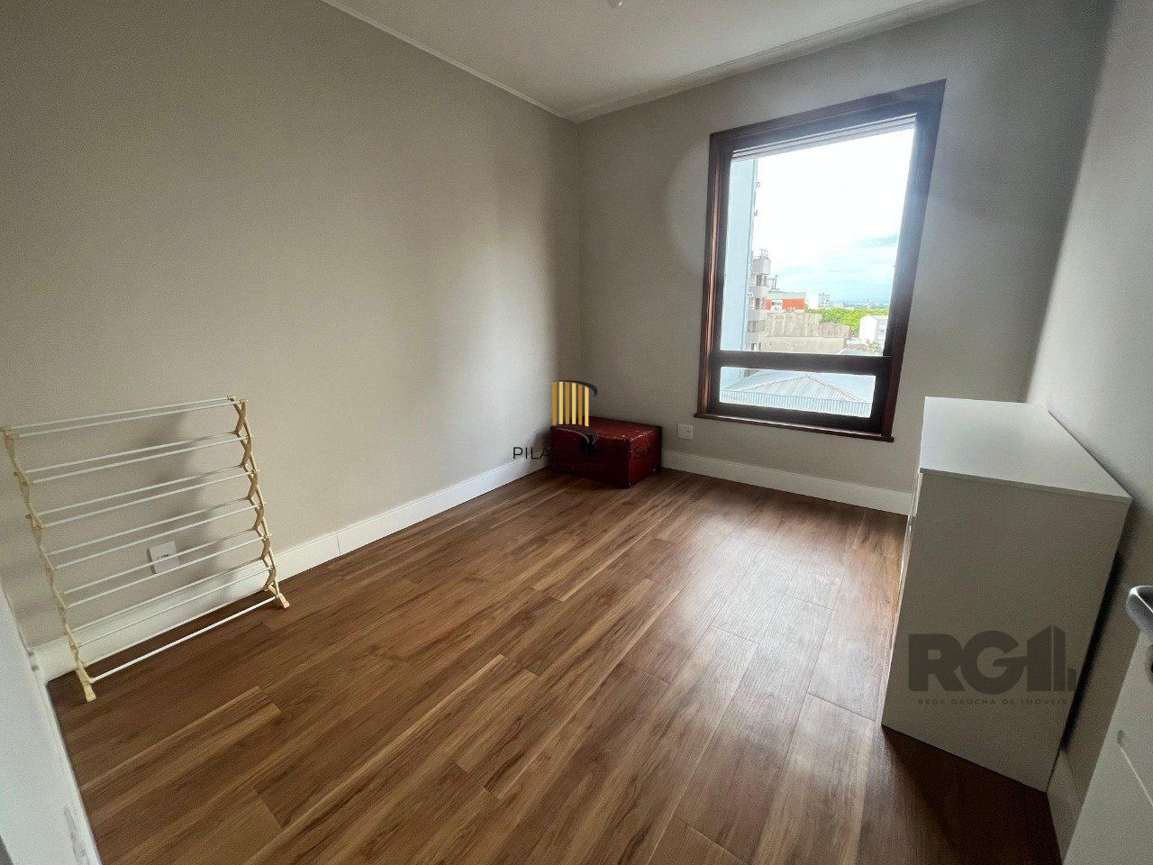 Apartamento de três quartos, suíte e uma vaga de garagem no bairro Independência em Porto Alegre.