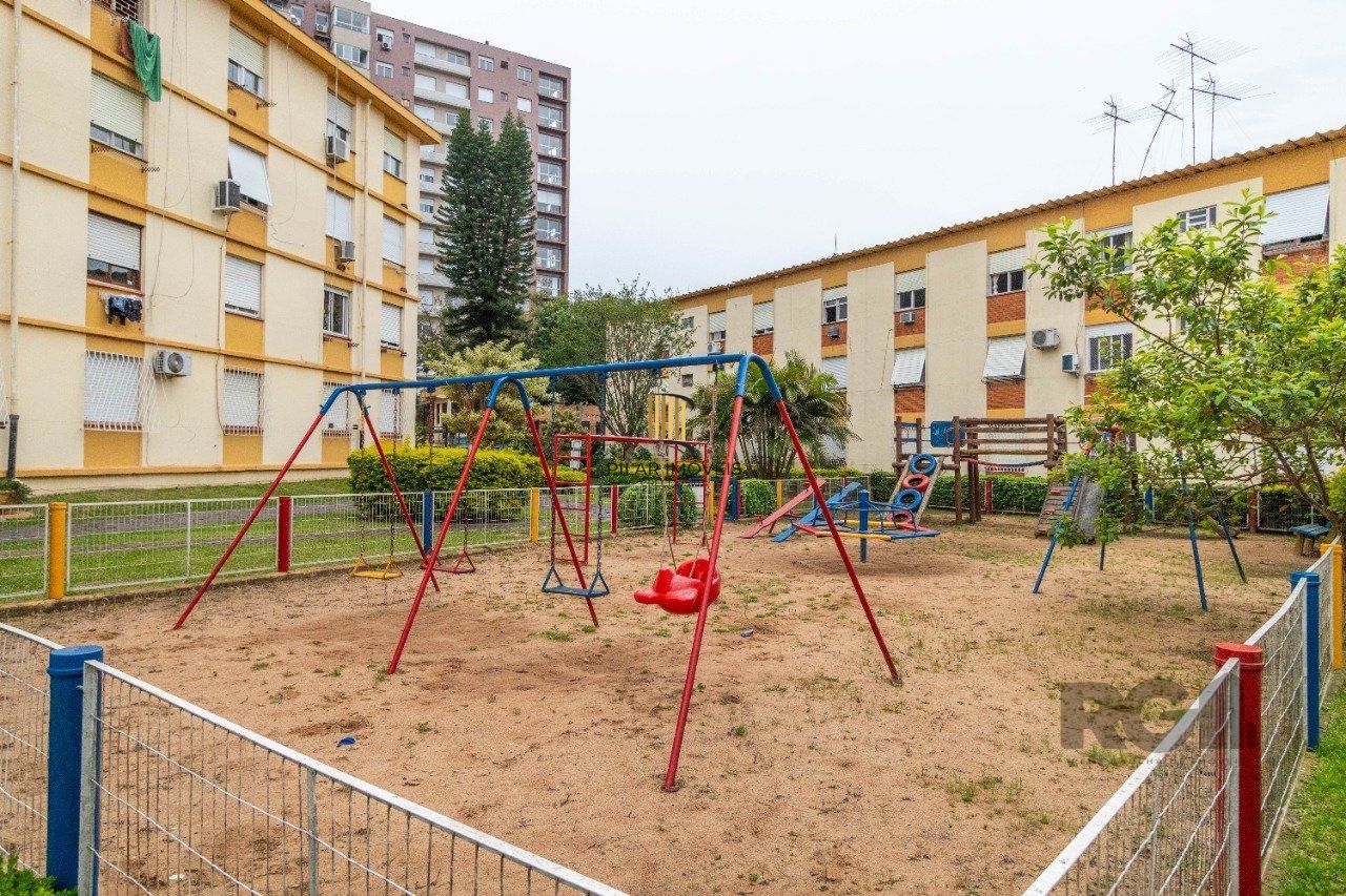 Apartamento de três dormitórios com vaga no Conjunto Residencial Roque Calage, bairro Passo da Areia em Porto Alegre.