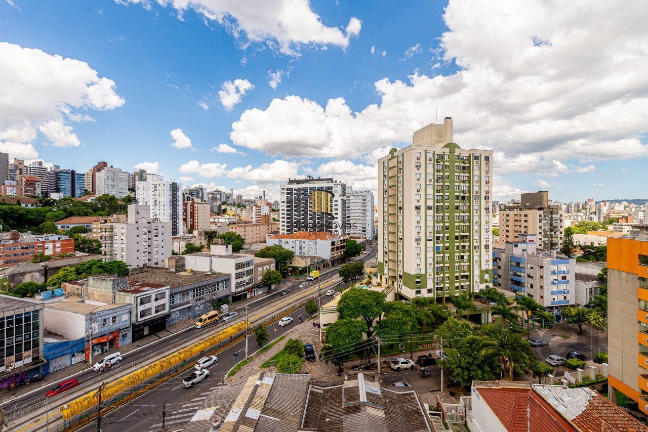 Apartamento de um quarto, suíte e uma vaga de garagem no bairro Santa Cecilia em Porto Alegre.