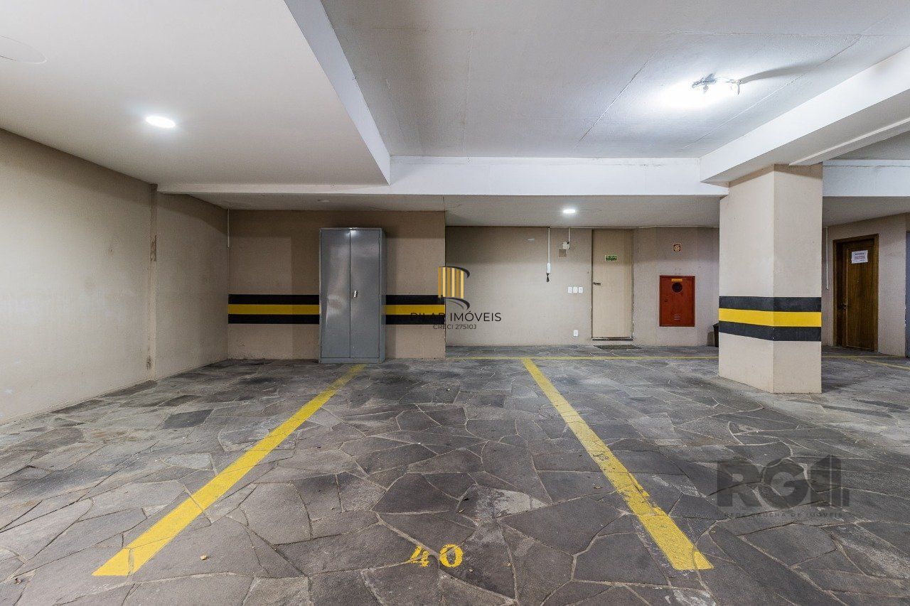 Apartamento de três quartos, suíte e duas vagas de garagem no bairro Mont Serrat em Porto Alere,