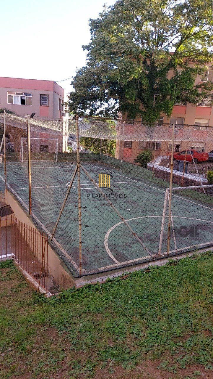 Apartamento de dois dormitórios com uma vaga de garagem no bairro Cristal em Porto Alegre.