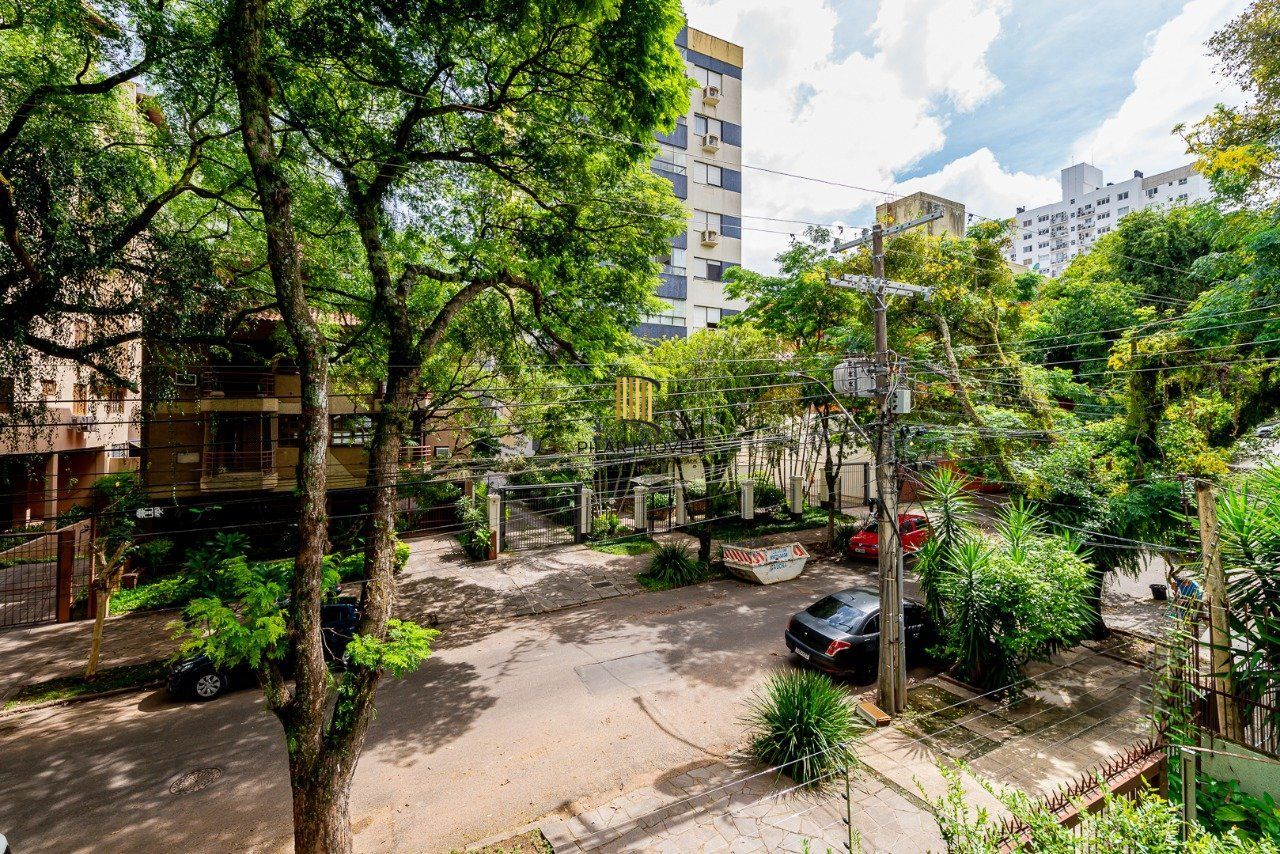 Apartamento de três quartos, suíte e uma vaga de garagem no bairro Petrópolis em Porto Alegre.