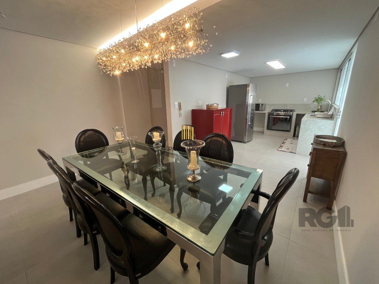 Apartamento de três quartos, suíte e uma vaga de garagem no bairro Independência em Porto Alegre.