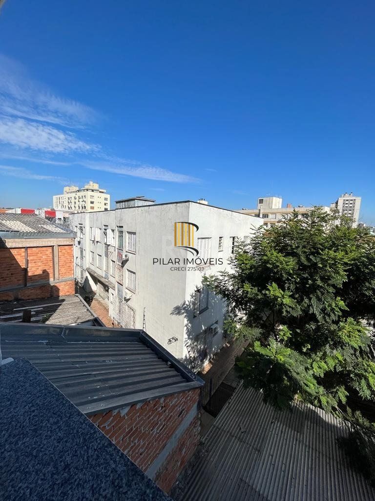 Apartamento de dois dormitórios, banheiro e sala no bairro da Azenha em Porto Alegre.