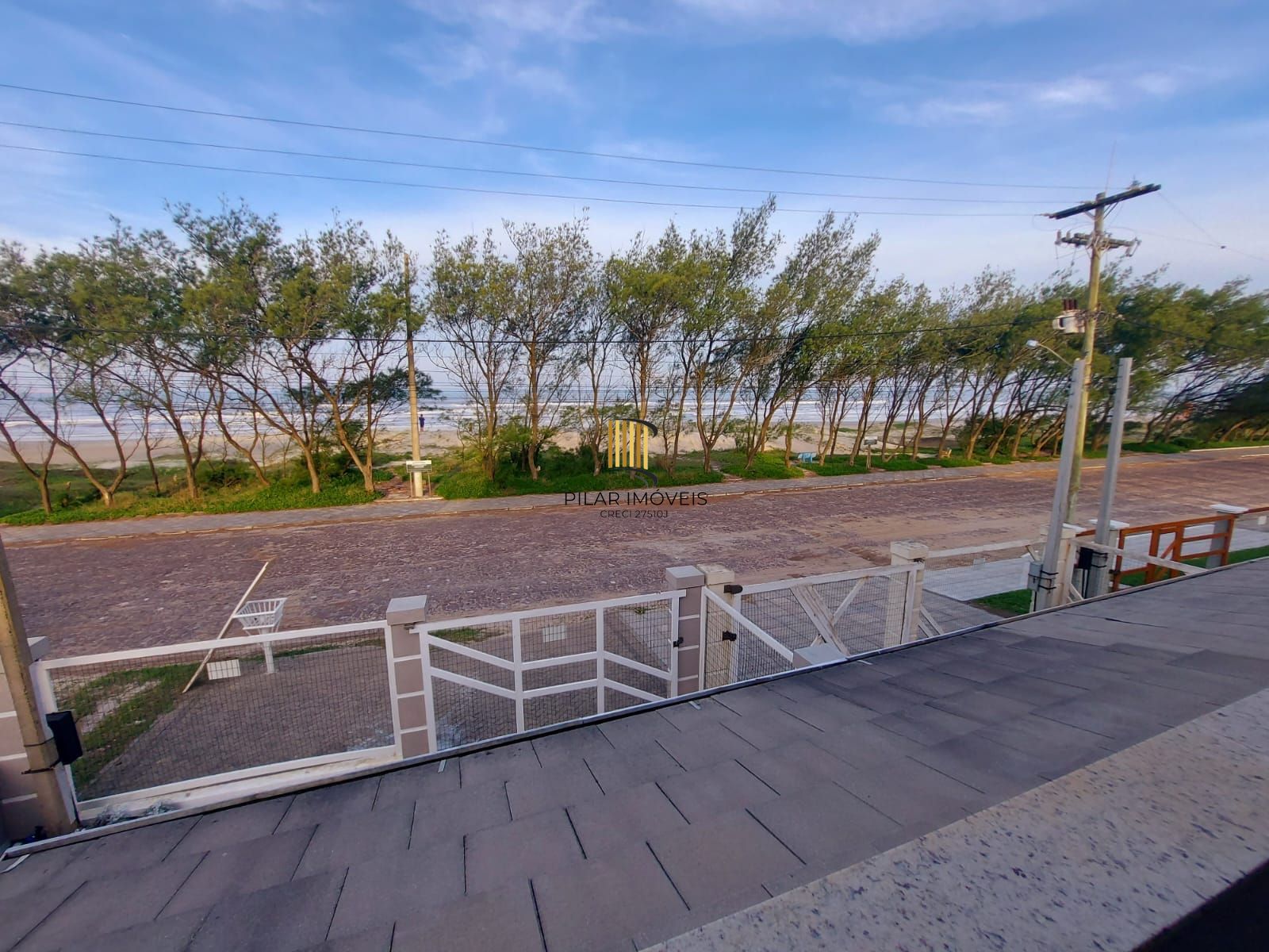 Ótimo sobrado semi mobiliado, 4 dormitórios sendo uma suíte, com piscina, em frente ao mar em Nova Tramandaí