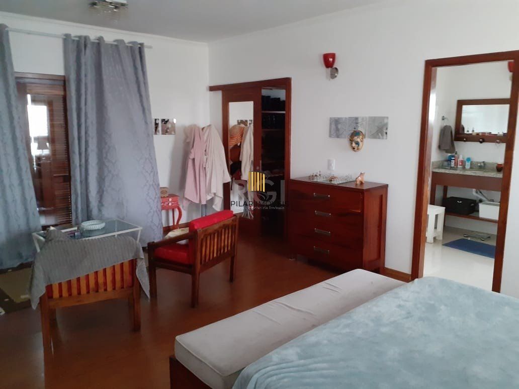 Casa 4 dormitórios no bairro Hípica