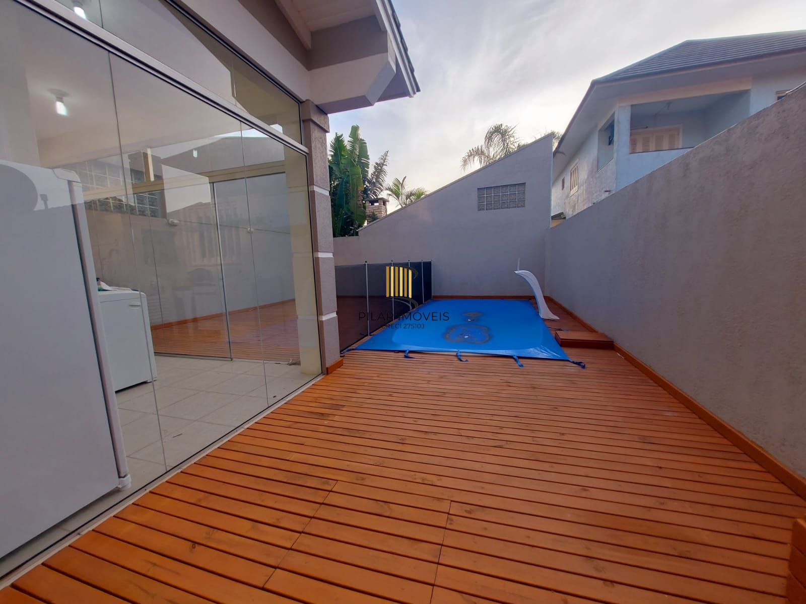Ótimo sobrado semi mobiliado, 4 dormitórios sendo uma suíte, com piscina, em frente ao mar em Nova Tramandaí