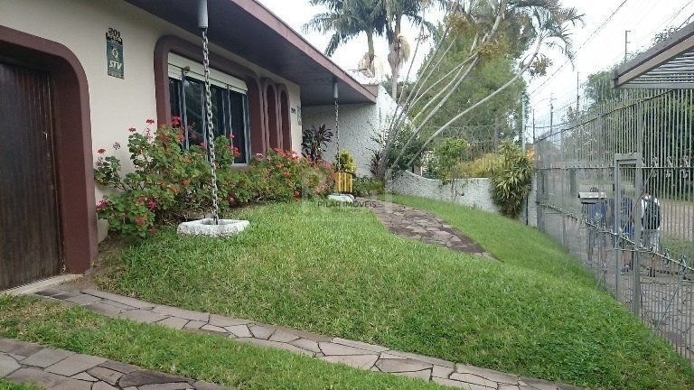 Casa com 4 dormitórios no Bairro Guarujá