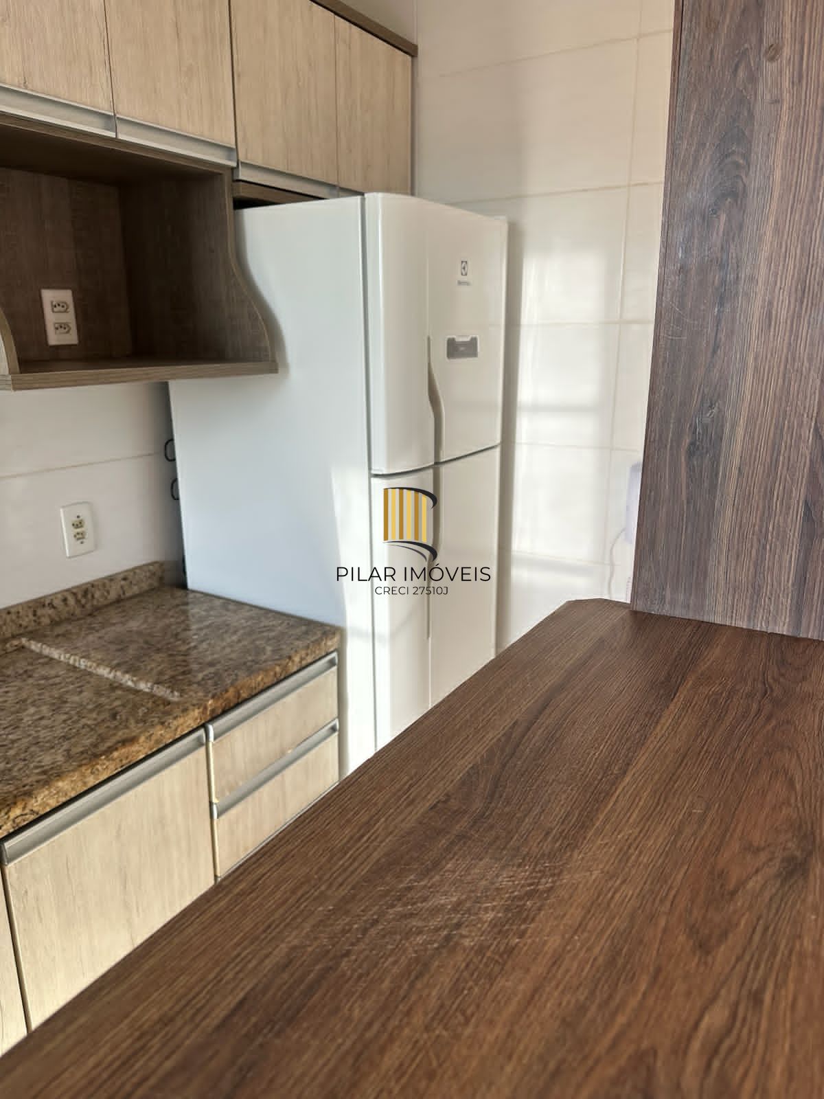 Apartamento com suíte semi mobiliado