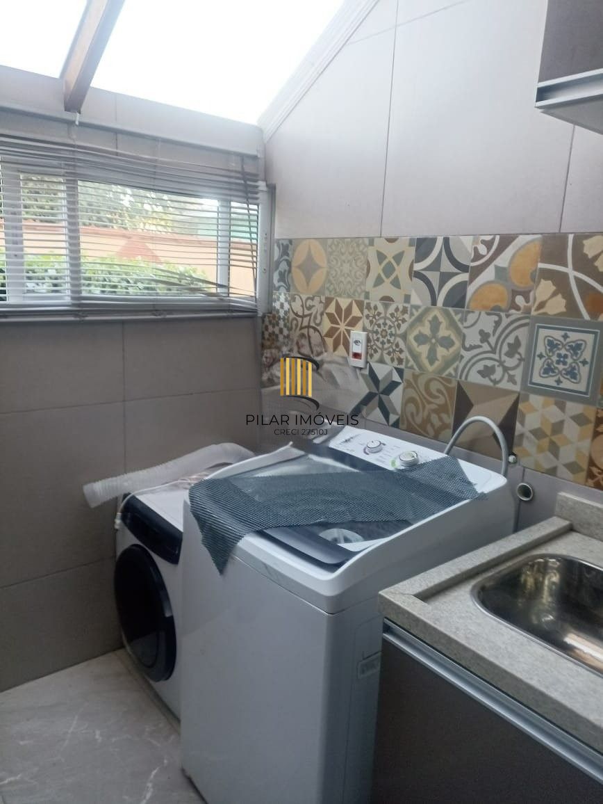 Casa no bairro Camaquã - 3 dormitórios