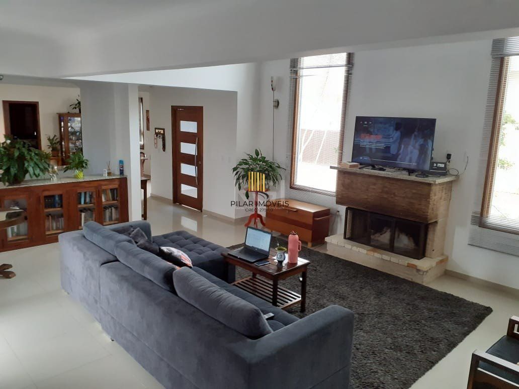 Casa 4 dormitórios no bairro Hípica