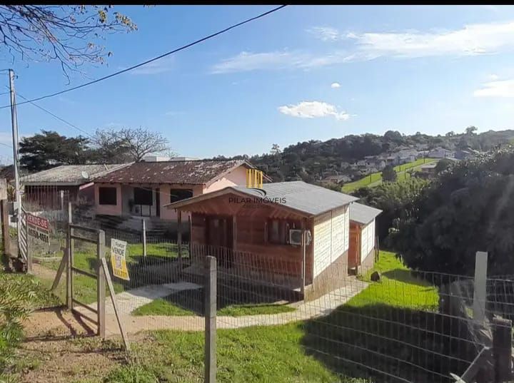 Terreno com 2 casas pré-fabricadas recém-construídas