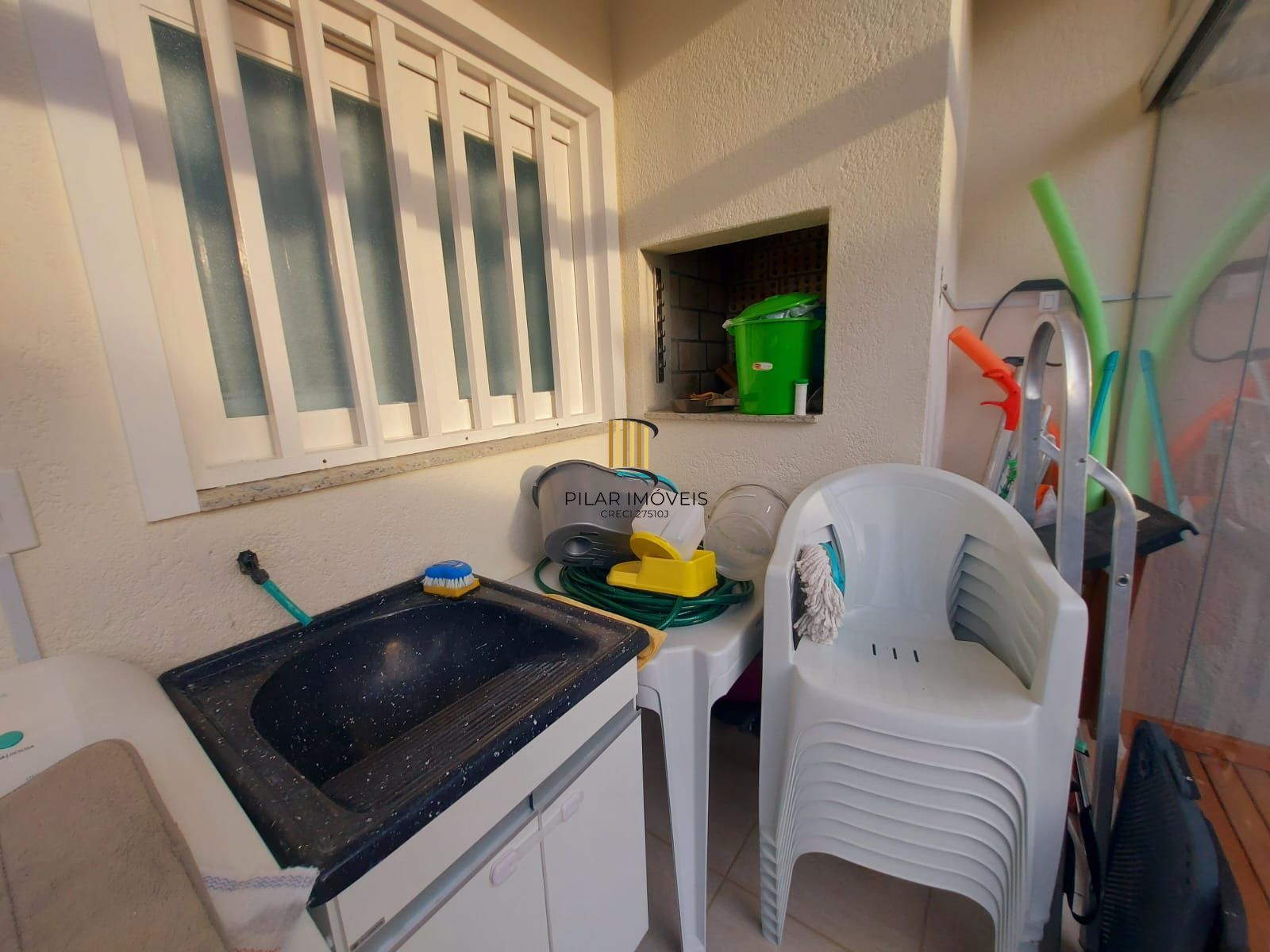 Ótimo sobrado semi mobiliado, 4 dormitórios sendo uma suíte, com piscina, em frente ao mar em Nova Tramandaí