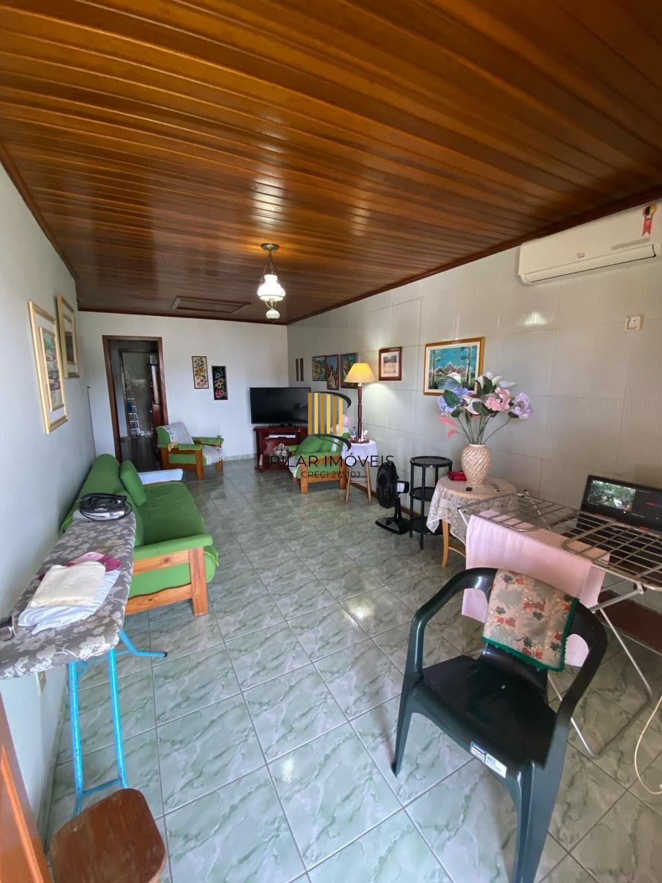 Ótima casa de dois pavimentos localizada no Bairro Restinga