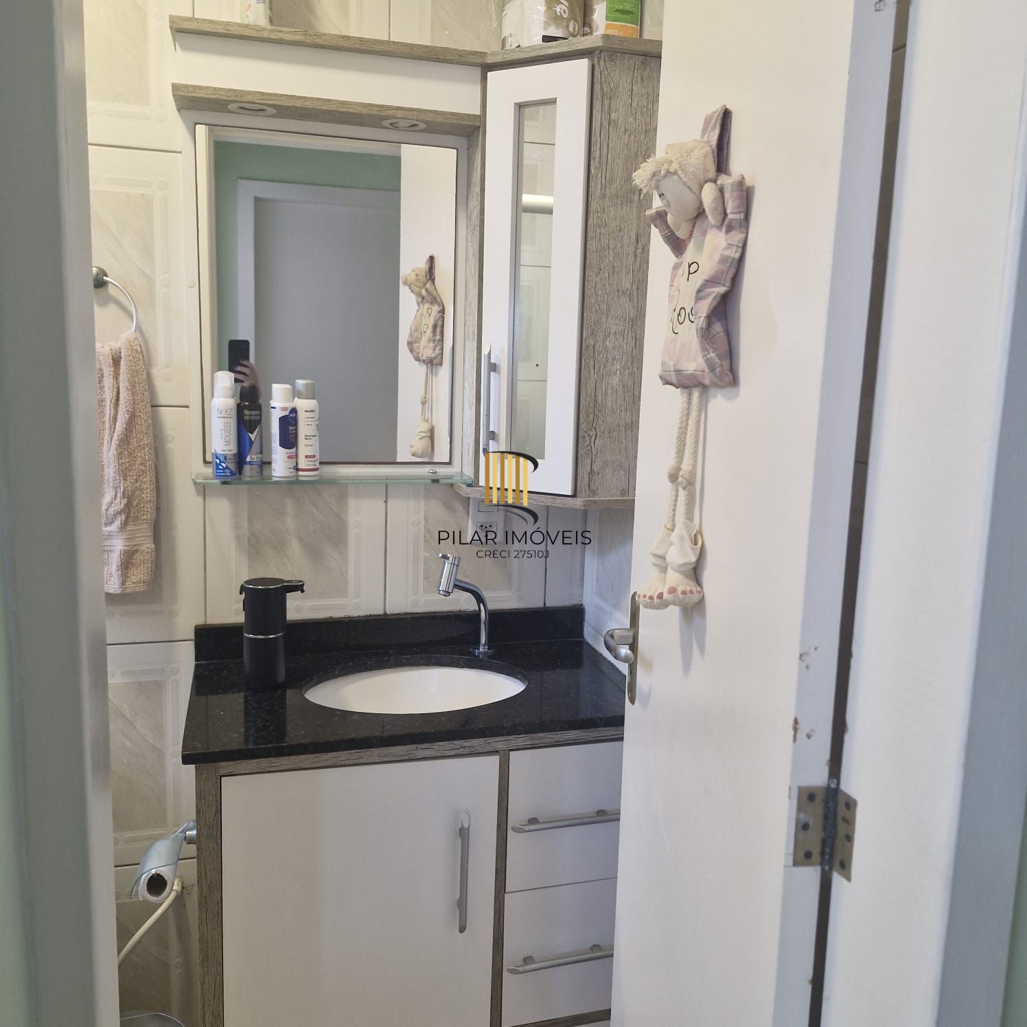 Apartamento de 2 dormitórios semi mobiliado no Bairro Camaquã