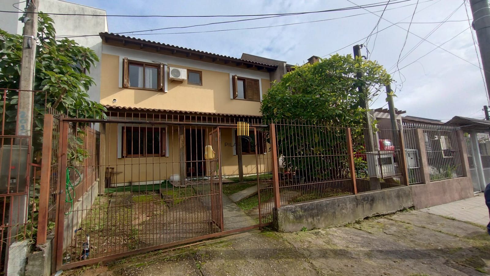 Sobrado no bairro Guaruja - Pilar Imóveis