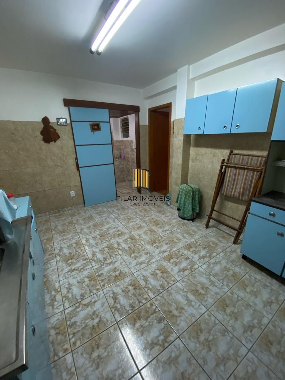 Ótima casa de dois pavimentos localizada no Bairro Restinga