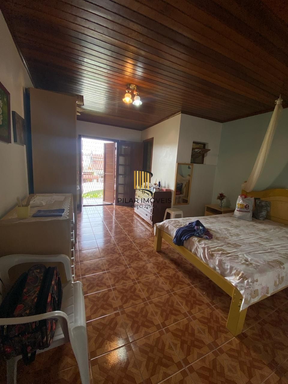 Ótima casa de dois pavimentos localizada no Bairro Restinga