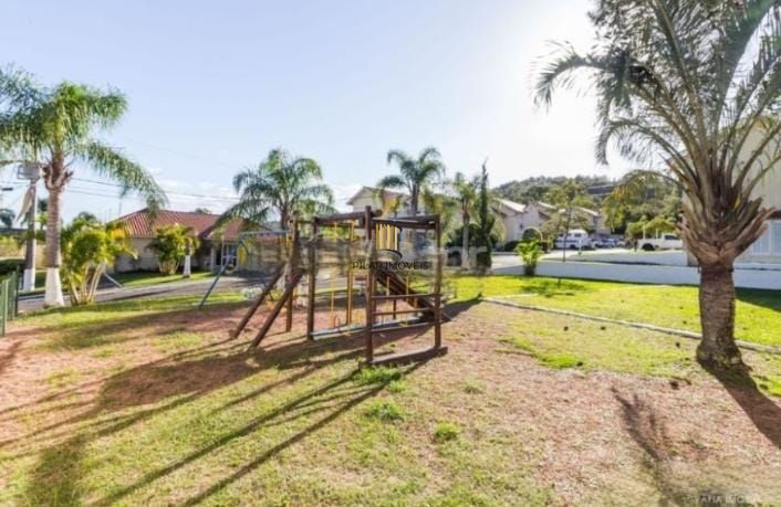 Sobrado em condomínio no bairro Hípica