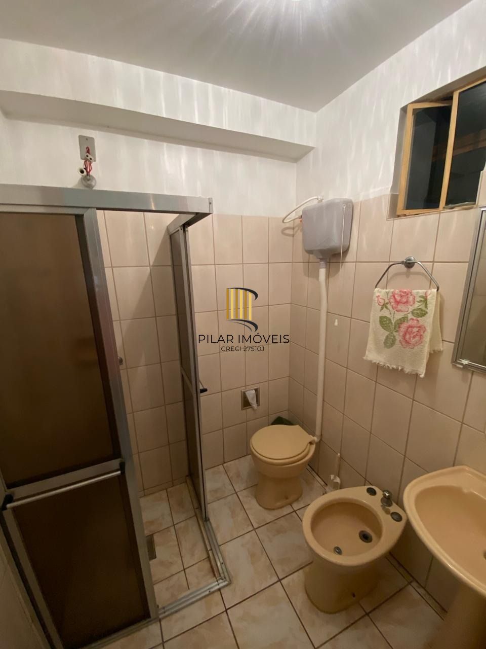 Ótima casa de dois pavimentos localizada no Bairro Restinga