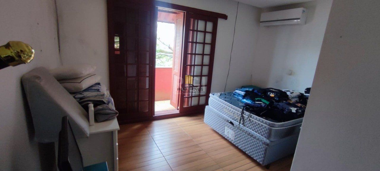 Casa de esquina no bairro Guarujá