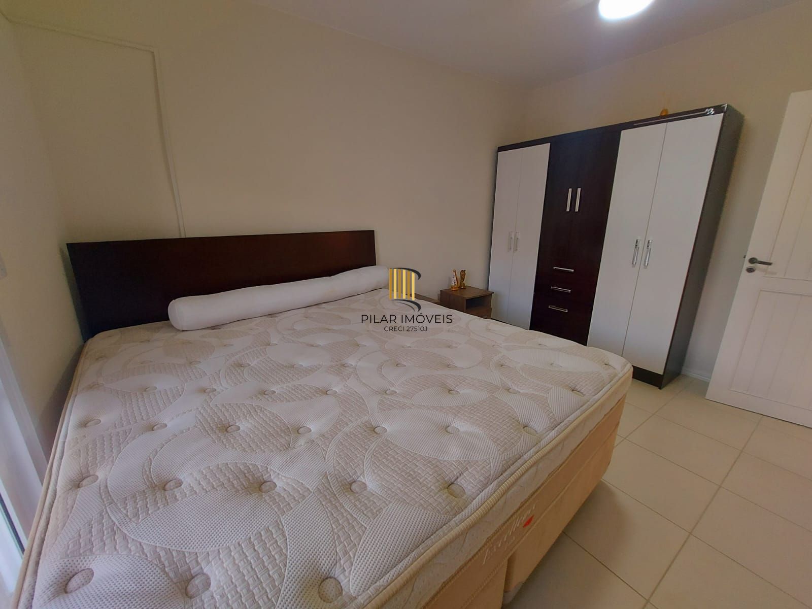 Ótimo sobrado semi mobiliado, 4 dormitórios sendo uma suíte, com piscina, em frente ao mar em Nova Tramandaí